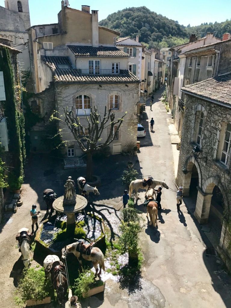 Sommerliches Dorfleben in der Provence