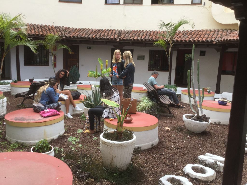 Im Garten der Schule Unterrichtspause Spanischkurse auf Teneriffa, Puerto de la Cruz