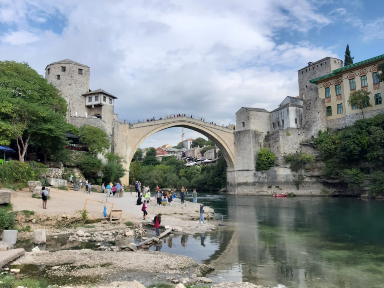 Die ottomanische Brücke von Mostar aus dem 16. Jh. in der Herzegowina