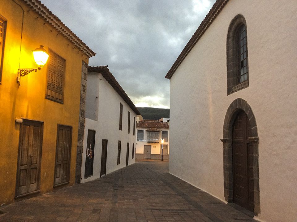 La Gomera - Auf dem Weg ins Valle Gran Rey, Station in der Hauptstadt San Sebastian de La Gomera Spanisch Lernen