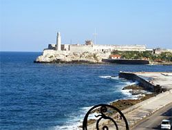 Am Malecon Blick auf die Hafeneinfahrt mit der spanischen Festung im Hintergrund