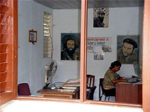 Blick in eine Amtsstube in Baracoa, Ausflug, Weiterreise Spanisch - Sprachreisen Santiago de Cuba